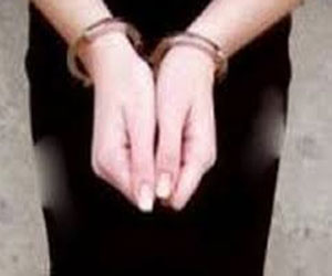   مصر اليوم - القبض على فتاتين سرقتا سائح ألماني في الغردقة