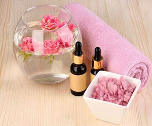   مصر اليوم - نصائح كثيرة لاستخدام ماء الورد