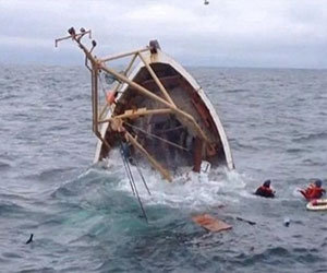   مصر اليوم - سكرتير عام مطروح يطمئن على الصيادين الذين تعرضت مركبهم للغرق