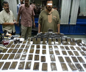   مصر اليوم - ضبّطُ تاجر مخدرّات بحوزته حشيّش في الغردقّةِ