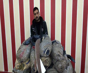   مصر اليوم - ضبط عامل وبحوزته 11 لفافة بانجو وسنجة في الدقهلية