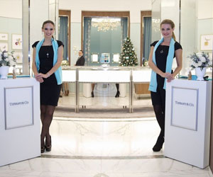   مصر اليوم - تيفاني أند كو تكشف واجهات بوتيك تيفاني للأعياد