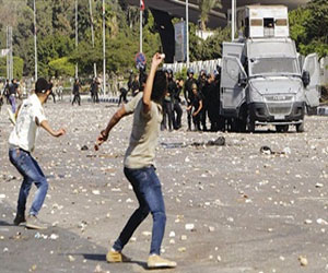   مصر اليوم - أنصار الإخوان يرشقون قوات الأمن في ميدان الأربعين بالسويس