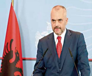   مصر اليوم - العثور على قنبلة قرب مكتب رئيس الوزراء الألباني