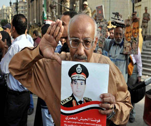 مصر اليوم - تظاهرة مؤيدة للدستور والفريق السيسي تحت أمطار الإسكندرية