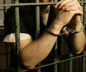   مصر اليوم - حبس سائق حاول اغتصاب فتاة داخل سيَّارة أجرة