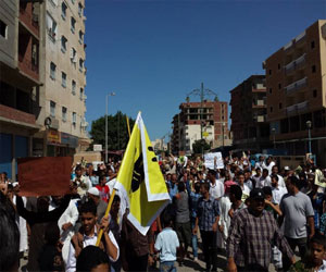   مصر اليوم - متظاهرو الإخوان يسرقون سلاح شرطي في مرسى مطروح