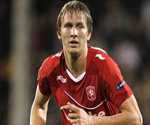 مصر اليوم - دى يونغ يبحث مستقبله مع جلادباخ مع المدير الرياضي للنادي