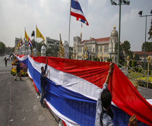   مصر اليوم - متظاهرو تايلاند يلفون مقر الحكومة بعلم عملاق