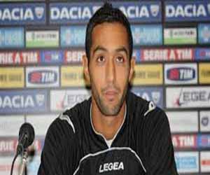 مصر اليوم - المغربي بن عطية يرفض استفزاز بالوتيللي في قمة روما وميلان