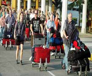   مصر اليوم - وصول 7 آلاف سائح إلى مطار الغردقة