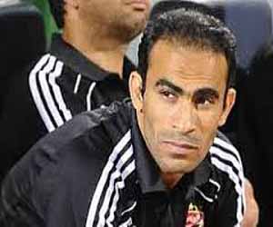 مصر اليوم - عبد الحفيظ يفحص تي شيرتات لاعبي الأهلي قبل موقعة جوانزو الصيني