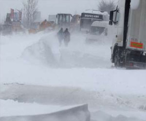   مصر اليوم - مقتل 3 أشخاص وإغلاق عدد من الطرق بسبب عواصف ثلجية في تركيا