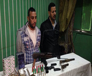   مصر اليوم - ضبط عاطلين بحوزتهما 2 كيلو حشيش و3 بنادق آلية وطبنجة بمصر القديمة