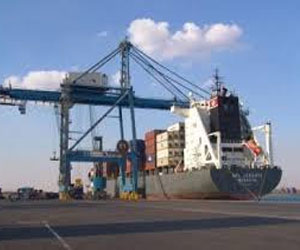   مصر اليوم - انتظام حركة الملاحة في موانئ مصر الجوية والبحرية