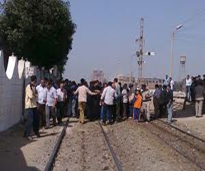  مصر اليوم - أهالي 3 قرى في المنوفية يقطعون خط السكة الحديد بسبب انقطاع الكهرباء