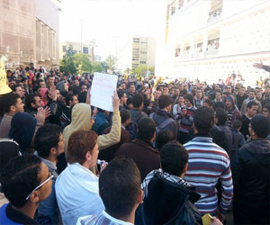   مصر اليوم - المئات من الطلاب يتظاهرون في جامعة المنصورة الأحد