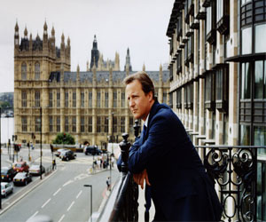   مصر اليوم - كاميرون يطلب كرات تنس في هدايا أعياد الميلاد