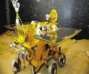   مصر اليوم - يويتو عربة قمرية صينية تبدأ رحلة استكشاف سطح القمر