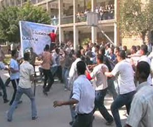   مصر اليوم - القبض على 25 طالباً بعد اشتباكات جامعة عين شمس