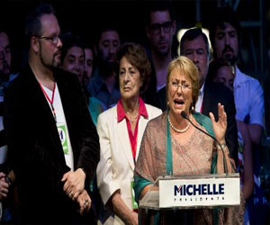 مصر اليوم - باشليه تفوز بالانتخابات الرئاسية التشيلية وتعد بتغييرات كبرى