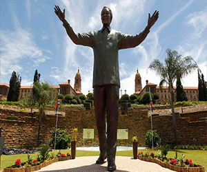   مصر اليوم - ازيح الستار عن تمثال مانديلا بعد يوم من دفنه