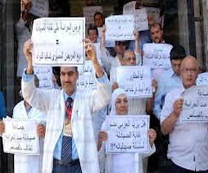   مصر اليوم - الصيادلة يواصلون احتجاجهم لليوم الثاني ويهدّدون باعتصام مفتوح