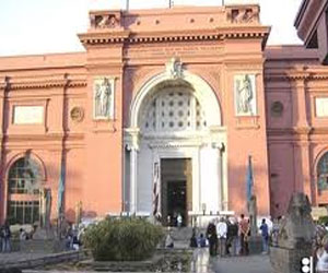   مصر اليوم - فرنسا تُسلِّم مصر 5 قطع أثرية سُرقتْ خلال ثورة 25يناير