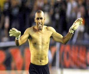 مصر اليوم - خالد العسكري يتصدَّى لمهاجمي مونتيري المكسيكي