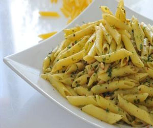   مصر اليوم - مكرونة بالثوم والبقدونس