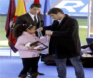 مصر اليوم - كريستيانو وكاسياس يوزعان هدايا أعياد الميلاد