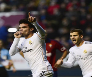 مصر اليوم - بيبي مدافع الريال يحقق حلم طفل إسباني مصاب بالسرطان