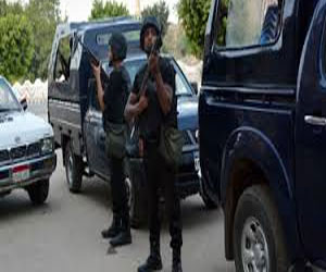   مصر اليوم - ضبط مخدرات وأسلحة بحوزة 3 عاطلين في البحر الأحمر