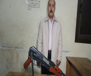   مصر اليوم - ضبط بندقية آلية بحوزة مدرس بقصد الدفاع عن النفس