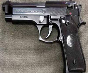   مصر اليوم - عمال يستولون على سلاح ميري من ضابط أثناء فض اشتباكات بينهم