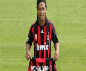   مصر اليوم - رونالدينيو يشكر الجماهير المغربية ويتوعد الرجاء في نصف النهائي