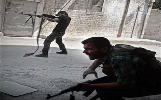   مصر اليوم - النظام يقصف حلب بالبراميل المتفجرة لليوم الرابع وانفجارات ضخمة في حماة