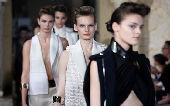   مصر اليوم - الملابس الرَّاقية اسم لدار مصمِّمة الأزياء الفرنسيَّة مغربية الأصل بشرى جرار