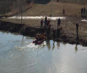   مصر اليوم - تسقط من على جسر بسبب الهاتف المحمول