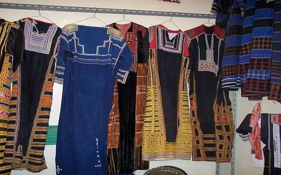   مصر اليوم - مصممون يعيّدون تدويّر الملابس القديّمة لمنافسةِ الموضّة العابرةِ في برليّن