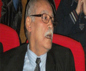   مصر اليوم - تكريم الحجاجي أحد كتاب الأقصر وإهداؤه درع المحافظة