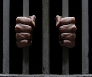   مصر اليوم - حبس عاطل هارب من جناية بالشرقية لحيازته كارنيهات مزورة لوزارة العدل