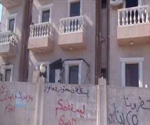   مصر اليوم - شقيق شيخ الأزهر يدين الكتابة على بوَّابة ساحته بعبارات مسيئة