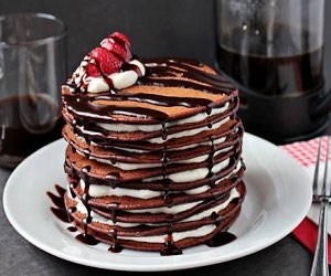   مصر اليوم - بان كيك الشيكولاتة والفراولة