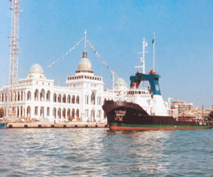 مصر اليوم - غواصة نوويّة فرنسيّة تعبر القناة وسط حراسة أمنيّة مُشدّدة