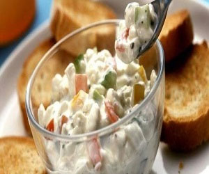   مصر اليوم - سلطة الخياروالتوست بالزبادي