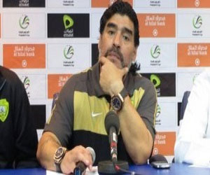   مصر اليوم - قبلة مارادونا العلنية لزوجته تثير فضيحة في الجزائر