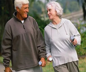 مصر اليوم - المشي 8 ساعات أسبوعيًا للرجال فوق الستين يحميهم من السكتة الدماغية