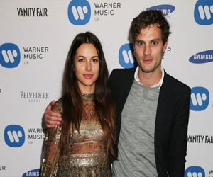   مصر اليوم - جايمي دورنان وأميليا وارنر يرزقان بطفلة