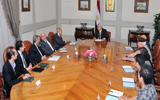   مصر اليوم - منصور يلتقي ممثلي الشباب للنقاش بشأن خارطة الطريق وأسبقيّة الانتخابات